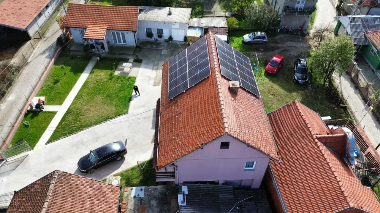 Solarni paneli na krovu od crepa, porodična kuća u Kruševcu