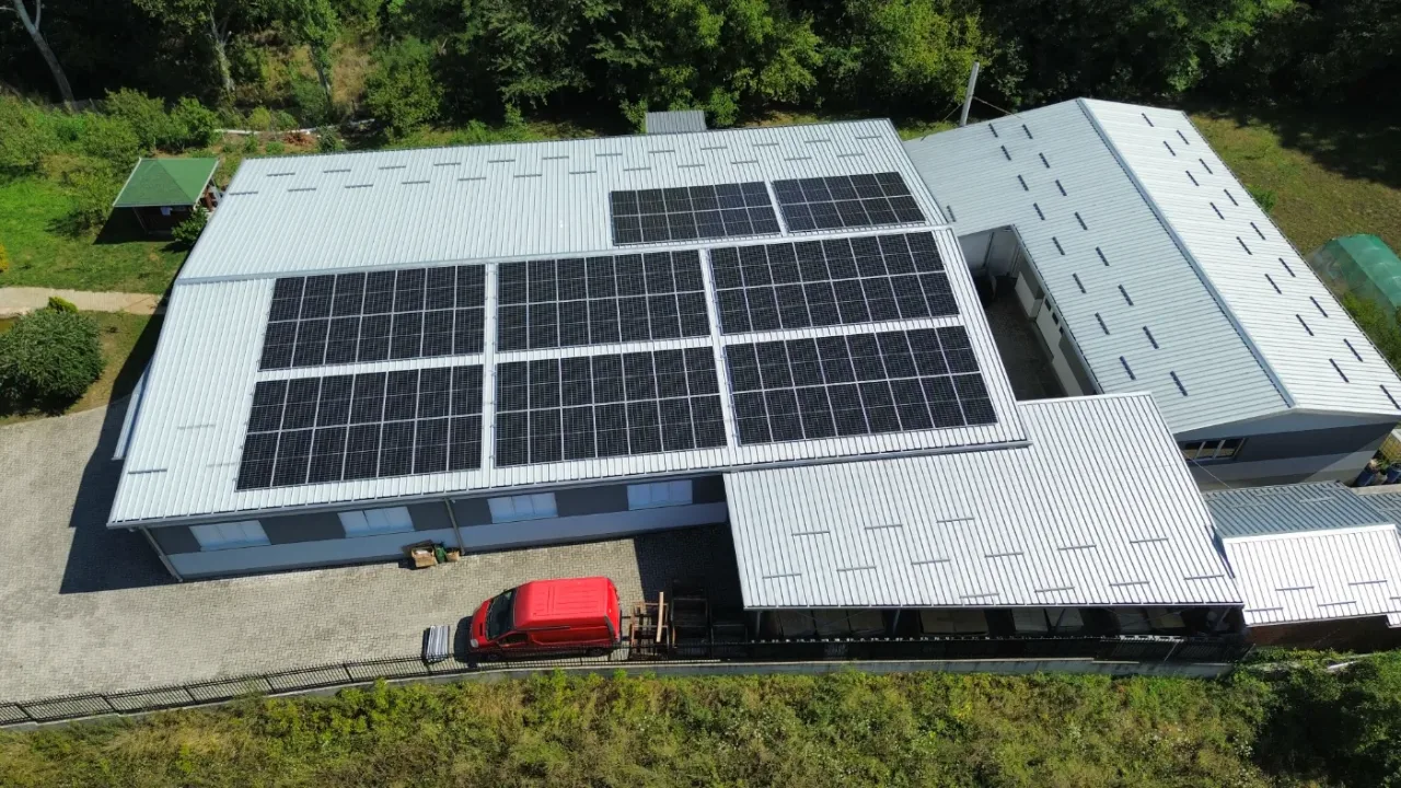 Solarna elektrana od 40 kW na ravnom krovu proizvodne hale Hemigum u Kruševcu