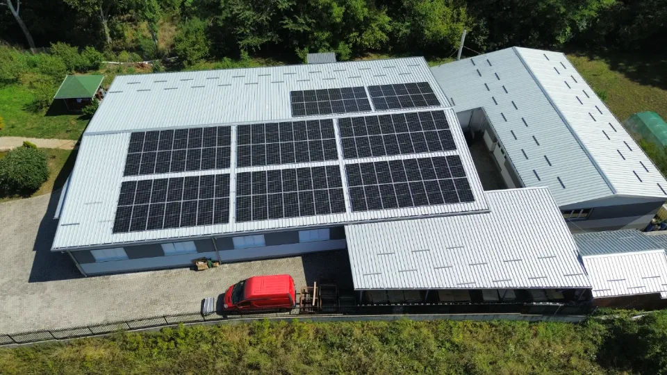 Montaža solarnih panela na ravnom krovu proizvodne hale u Kruševcu