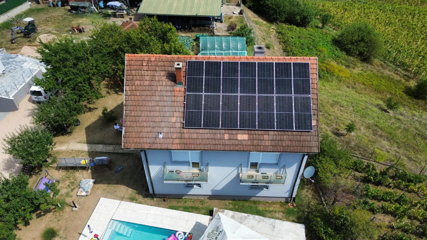 Solarni paneli na krovu kuće sa bazenom