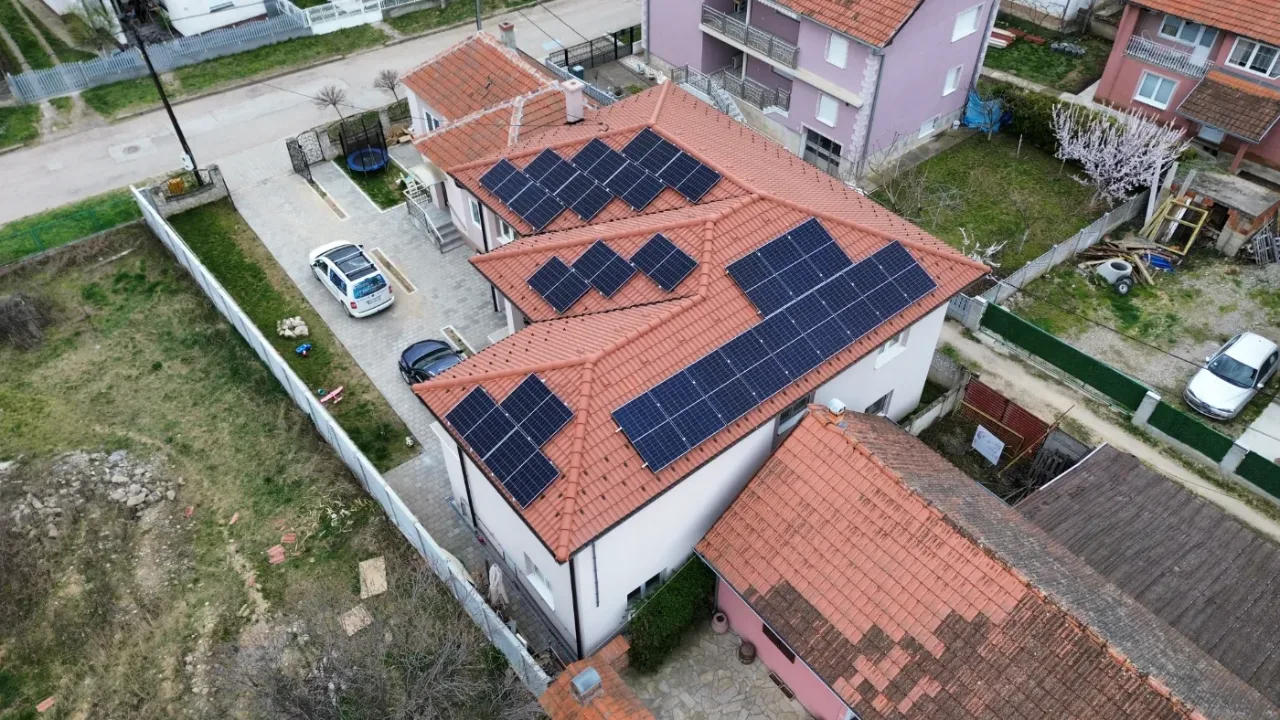 Solarni paneli na višeravanskom krovu kuće u okolini Kruševca