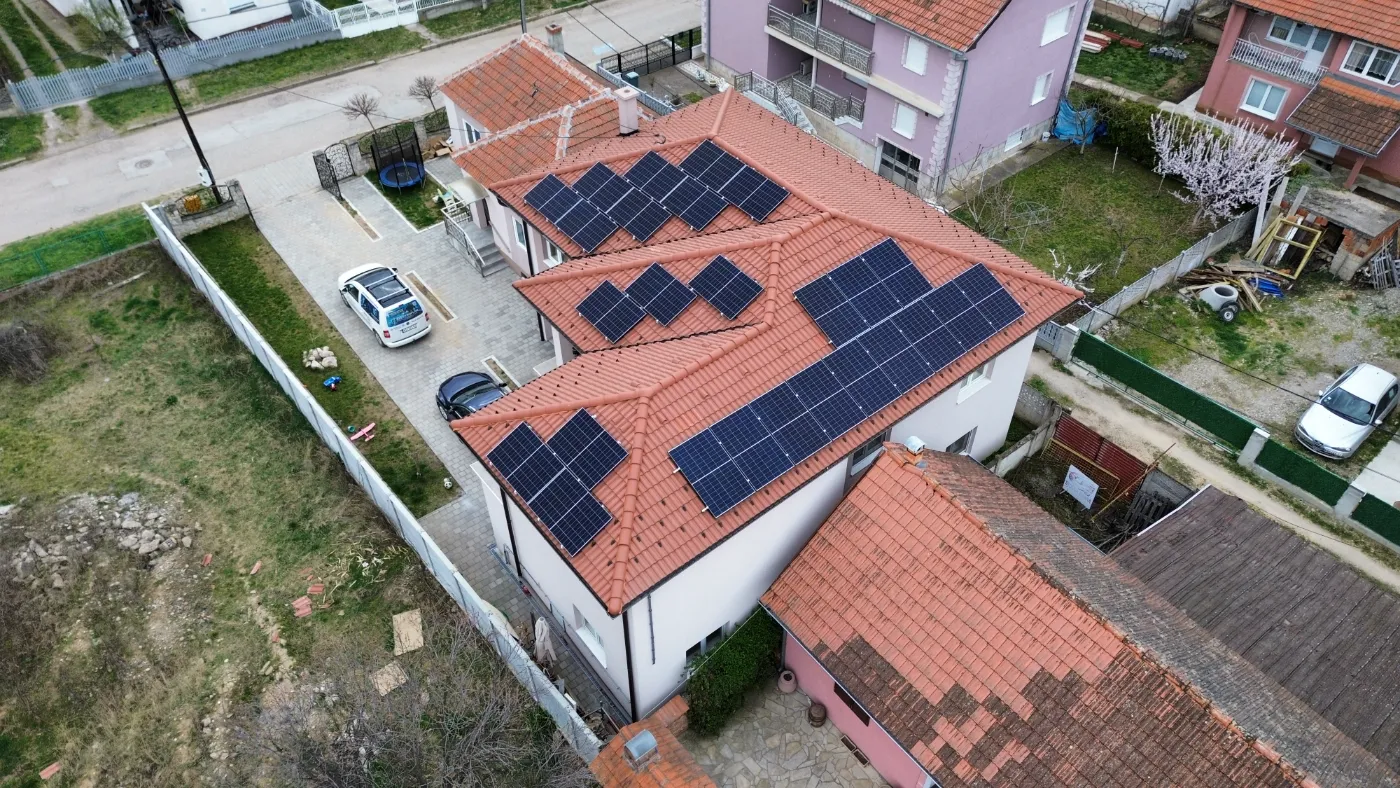 Solarna elektrana raspoređena po više krovnih ravni